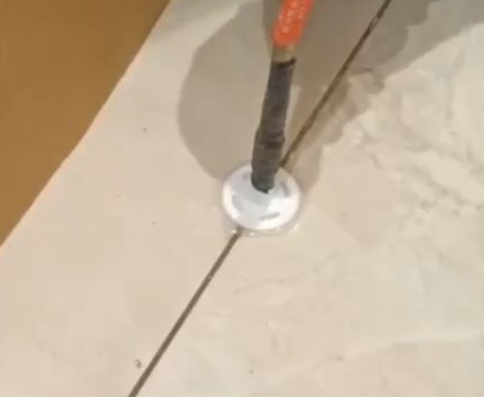 大同瓷砖空鼓维修公司专业解答瓷砖在铺贴过程中，如果没有涂抹均匀到位的粘结材料（如水泥砂浆或瓷砖胶），可能会导致以下问题